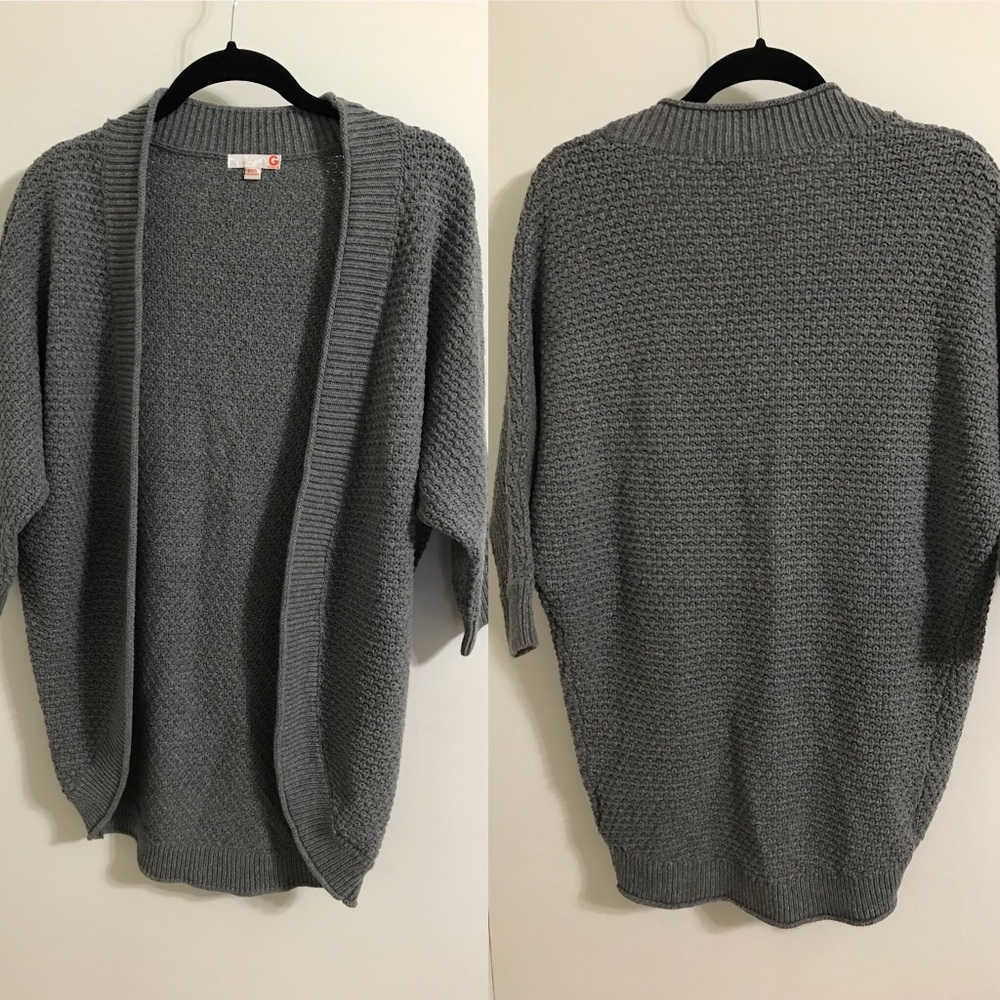 Grey sweater wrap with 3/4th sleeves